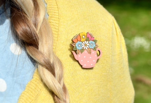 layla amber flowers in a teapot brooch