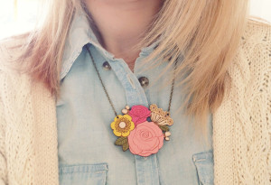 layl amber rose posy necklace