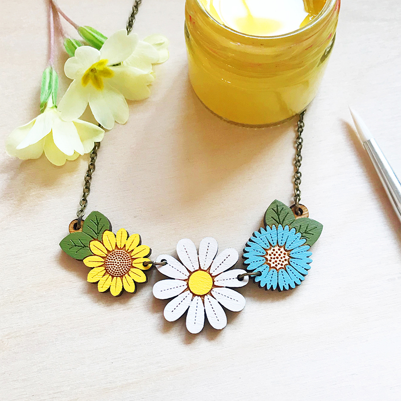 layla amber daisy necklace